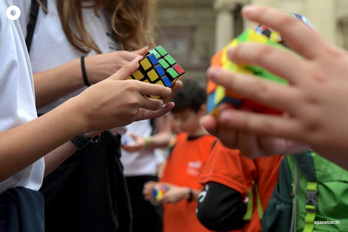 photo_story_hungarian_pupils_rubik_cubes_50th_erno_rubik_invention_SPACEBAR_Photo03_0577237b11.jpg