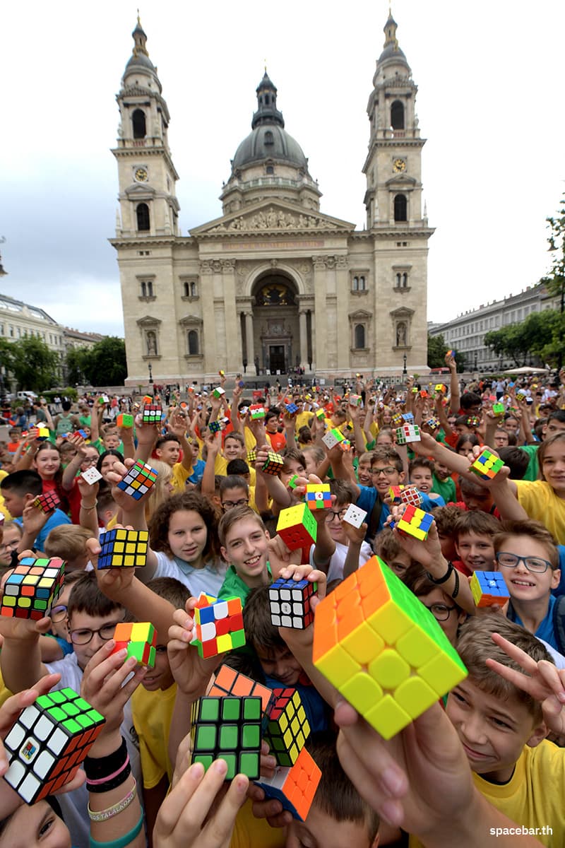 photo_story_hungarian_pupils_rubik_cubes_50th_erno_rubik_invention_SPACEBAR_Photo_V01_930f9414fb.jpg