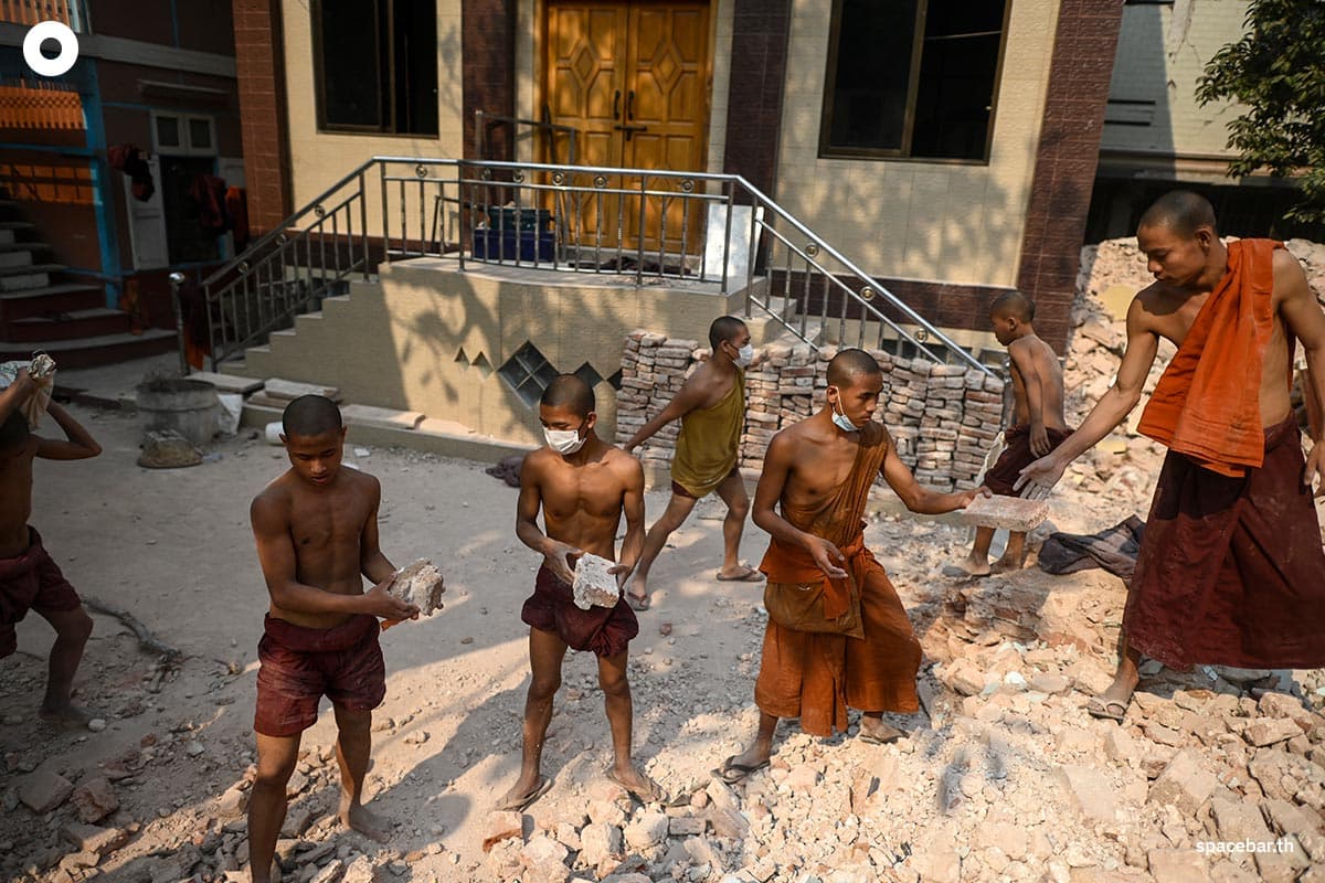 photo_story_monks_clear_rubble_from_quake_hit_myanmar_monastery_SPACEBAR_Photo04_58ae5c9e38.jpg