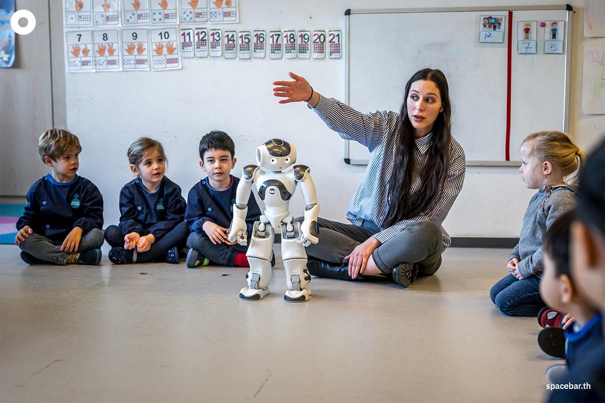 photo_story_swiss_nursery_lets_robot_do_the_talk_nao_SPACEBAR_Photo03_5c7c6d1159.jpg