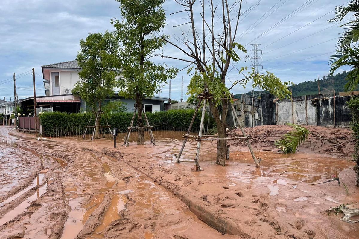 phuket_airport_flooded_14_flights_unable_land_SPACEBAR_Photo01_489b222f9a.jpg