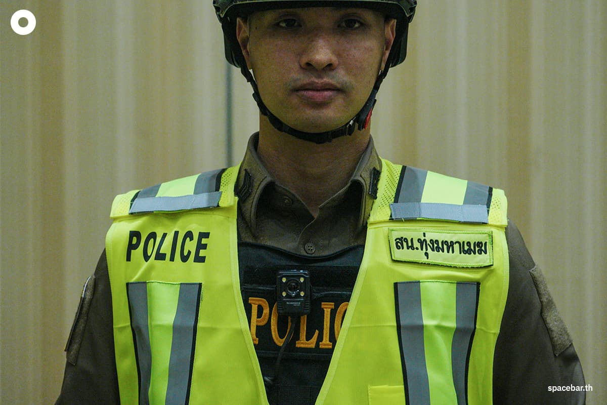 police_reflective_vest_aiming_to_reduce_crime_build_confidence_among_tourists_SPACEBAR_Photo01_fbad0ec300.jpg
