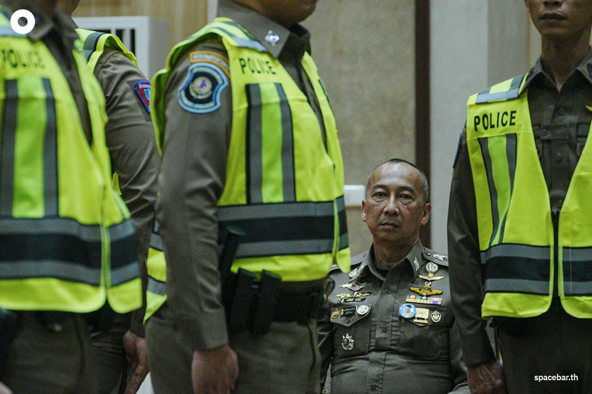police_reflective_vest_aiming_to_reduce_crime_build_confidence_among_tourists_SPACEBAR_Photo04_3794f134b2.jpg