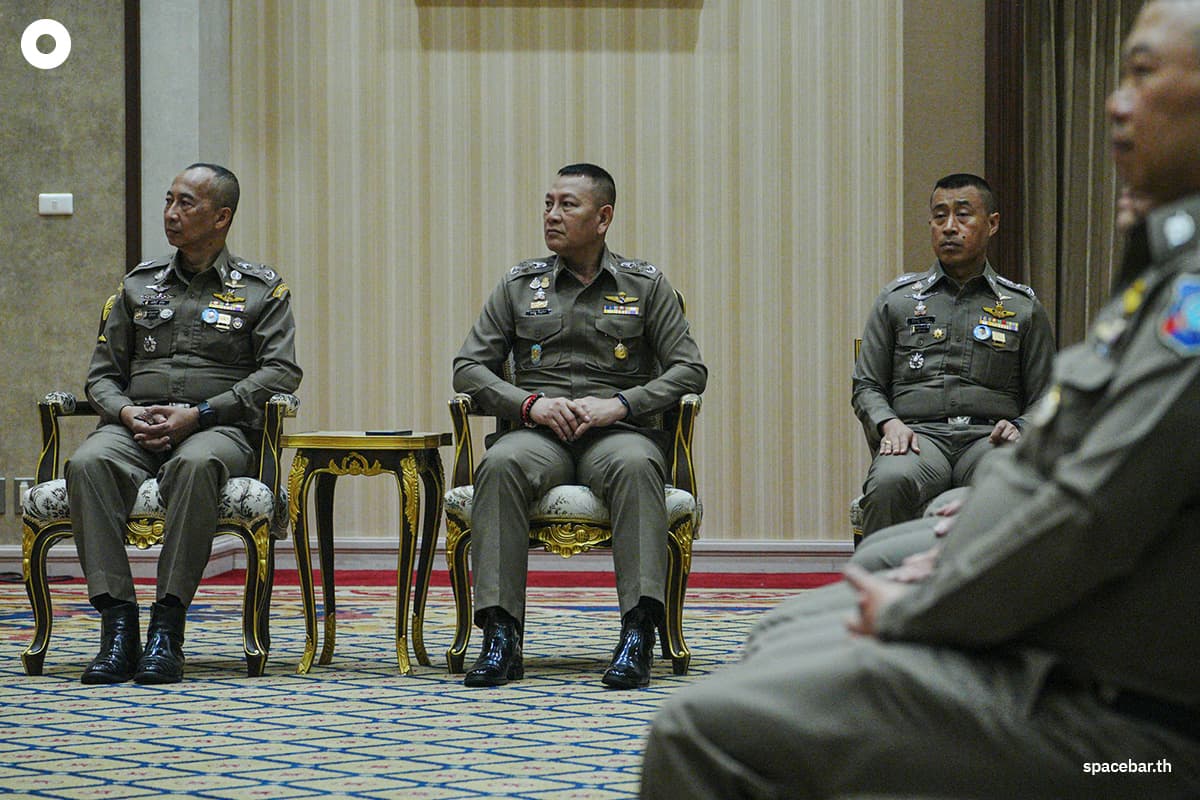 police_reflective_vest_aiming_to_reduce_crime_build_confidence_among_tourists_SPACEBAR_Photo05_bf80ef03c2.jpg