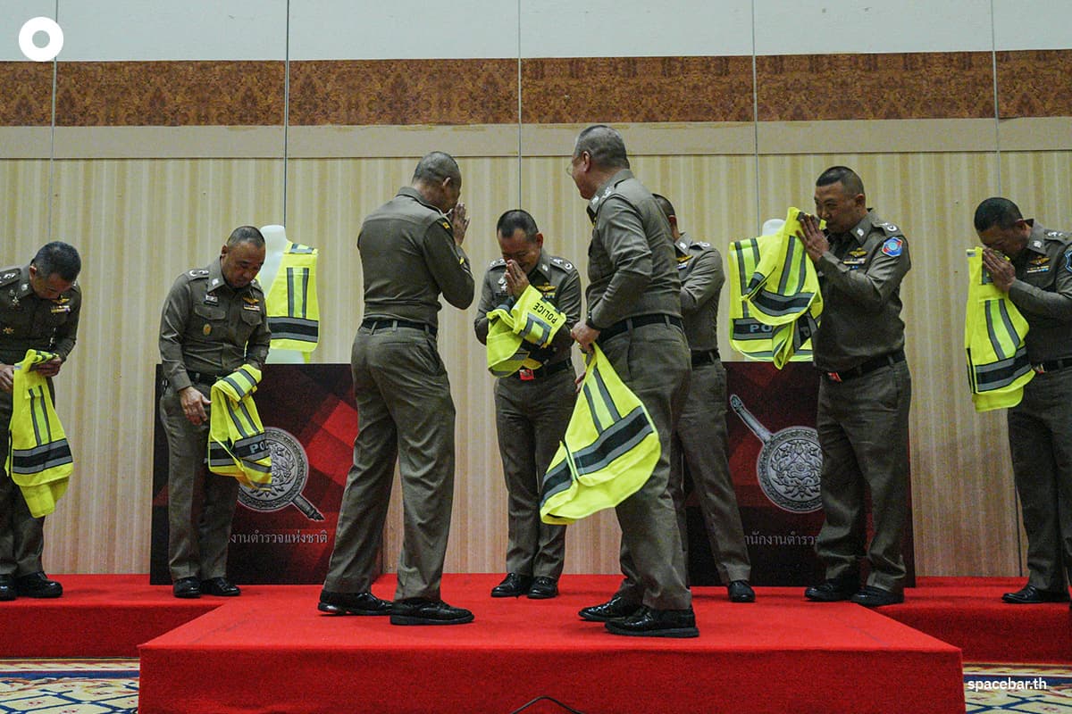 police_reflective_vest_aiming_to_reduce_crime_build_confidence_among_tourists_SPACEBAR_Photo07_c27743bdd2.jpg