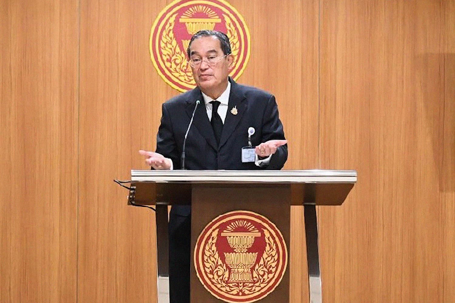 ขอให้รอดู! ‘นิกร’ เลี่ยงตอบปมลือสะพัด ‘วราวุธ’ จ่อย้ายซบ ‘ภูมิใจไทย’ สู้ศึกเลือกตั้งครั้งหน้า