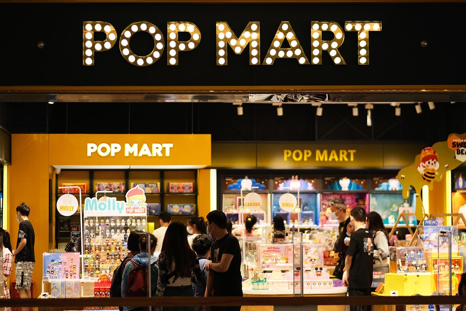 pop_mart_art_toy_china_popular_among_thai_tourists_employees_learn_thai_SPACEBAR_Hero_92822ea33e.jpg