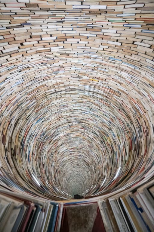 The 'Idiom' statue uses mirrors to create the impression of an endless tunnel