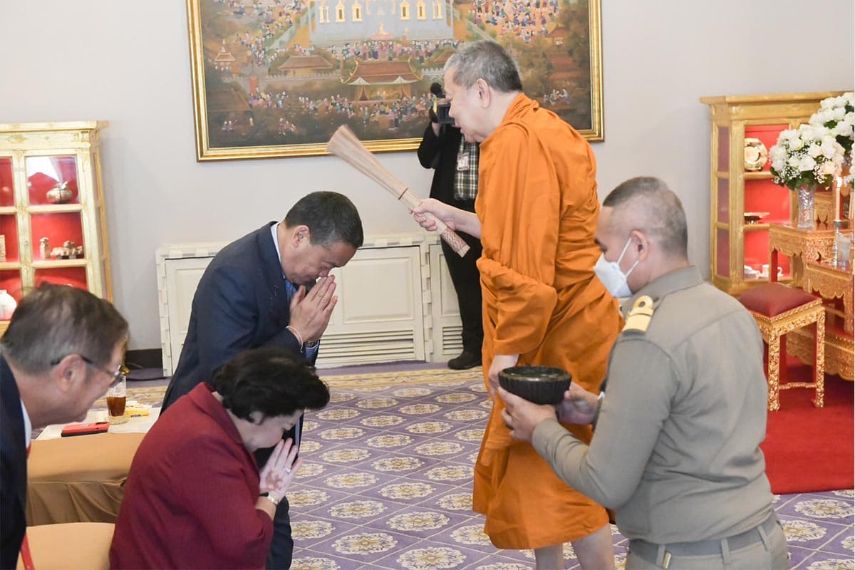 prime_minister_makes_merit_at_government_house_on_the_occasion_of_assuming_the_position_SPACEBAR_Photo02_dd9fb5fb32.jpg