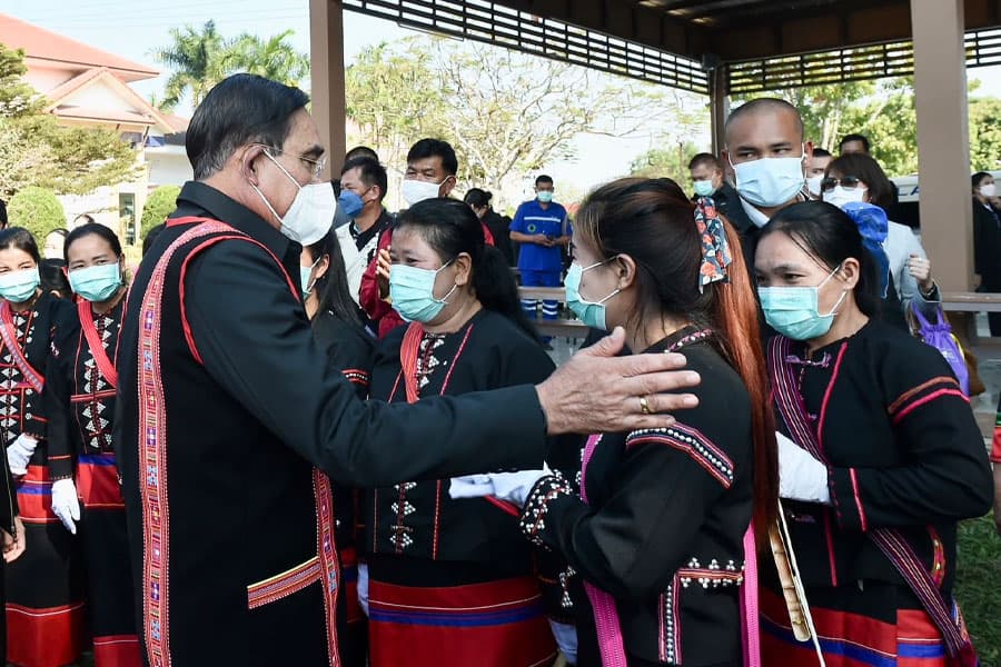 prime_minister_wears_tribal_shirt_and_meet_people_SPACEBAR_Photo02_91807ef619.jpeg