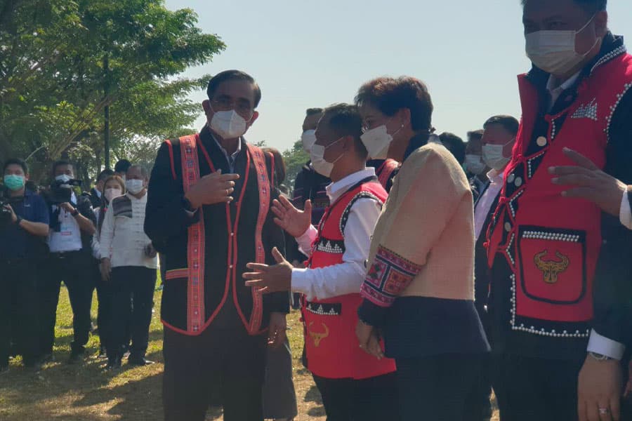 prime_minister_wears_tribal_shirt_and_meet_people_SPACEBAR_Photo03_c89b0c62e9.jpeg