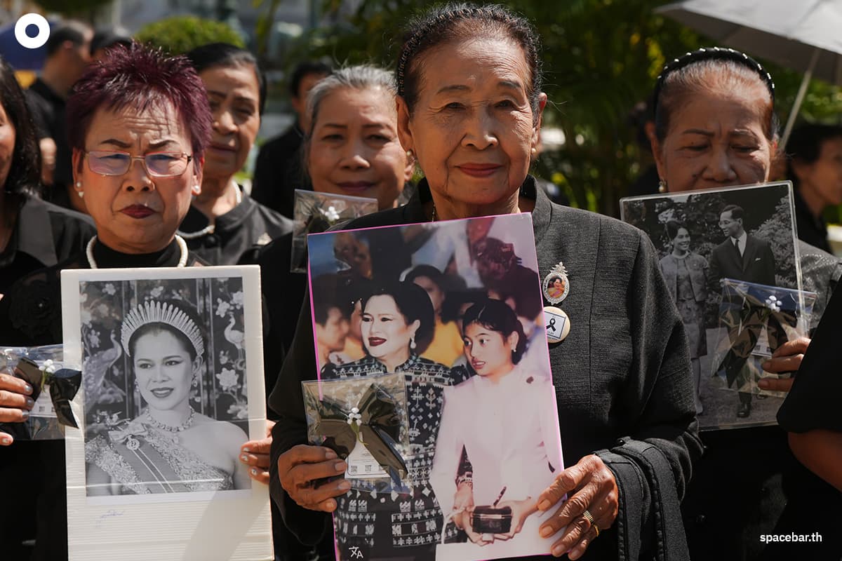 PhotoStory-บรรยากาศประชาชนเดินทางมาถวายความอาลัยสมเด็จพระนางเจ้าสิริกิติ์ พระบรมราชินีนาถ พระบรมราชชนนีพันปีหลวง