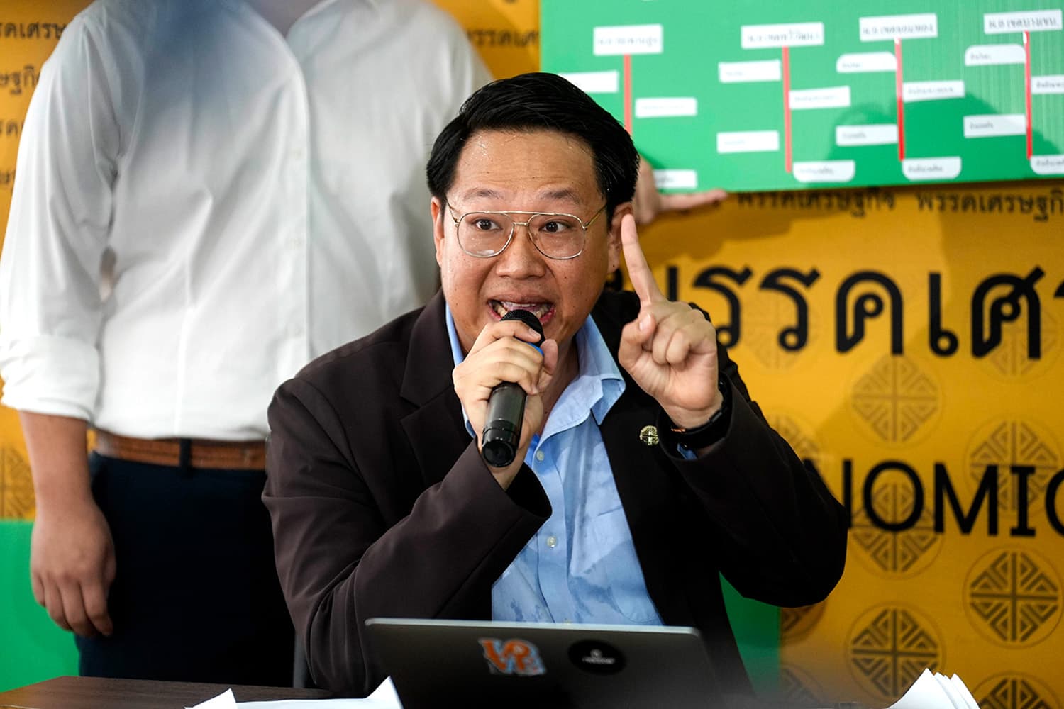 ‘คริส’ เปิดหลักฐานแฉ ‘ระบบอากง’ ผู้ว่าฯ เงา รัน กทม.หลังฉาก