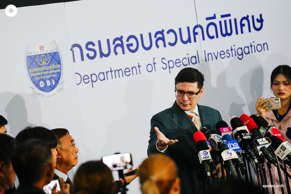 PhotoStory-‘รังสิมันต์ โรม’ เข้าพบเจ้าหน้าที่กรมสอบสวนคดีพิเศษ (DSI) ให้ข้อมูลตรวจสอบปมเว็บพนัน Shuffle