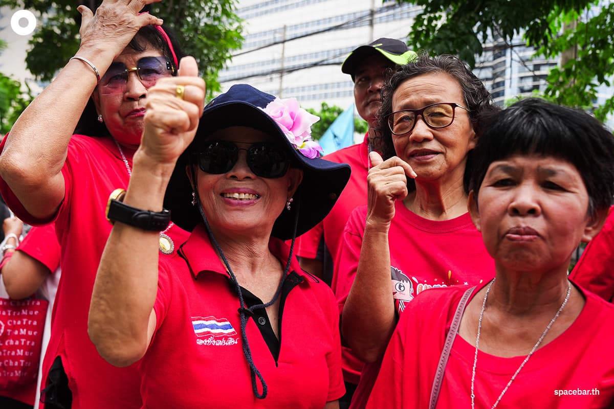 red-shirts-support-thaksin-as-court-delivers-112-verdict-SPACEBAR-Photo01.jpg