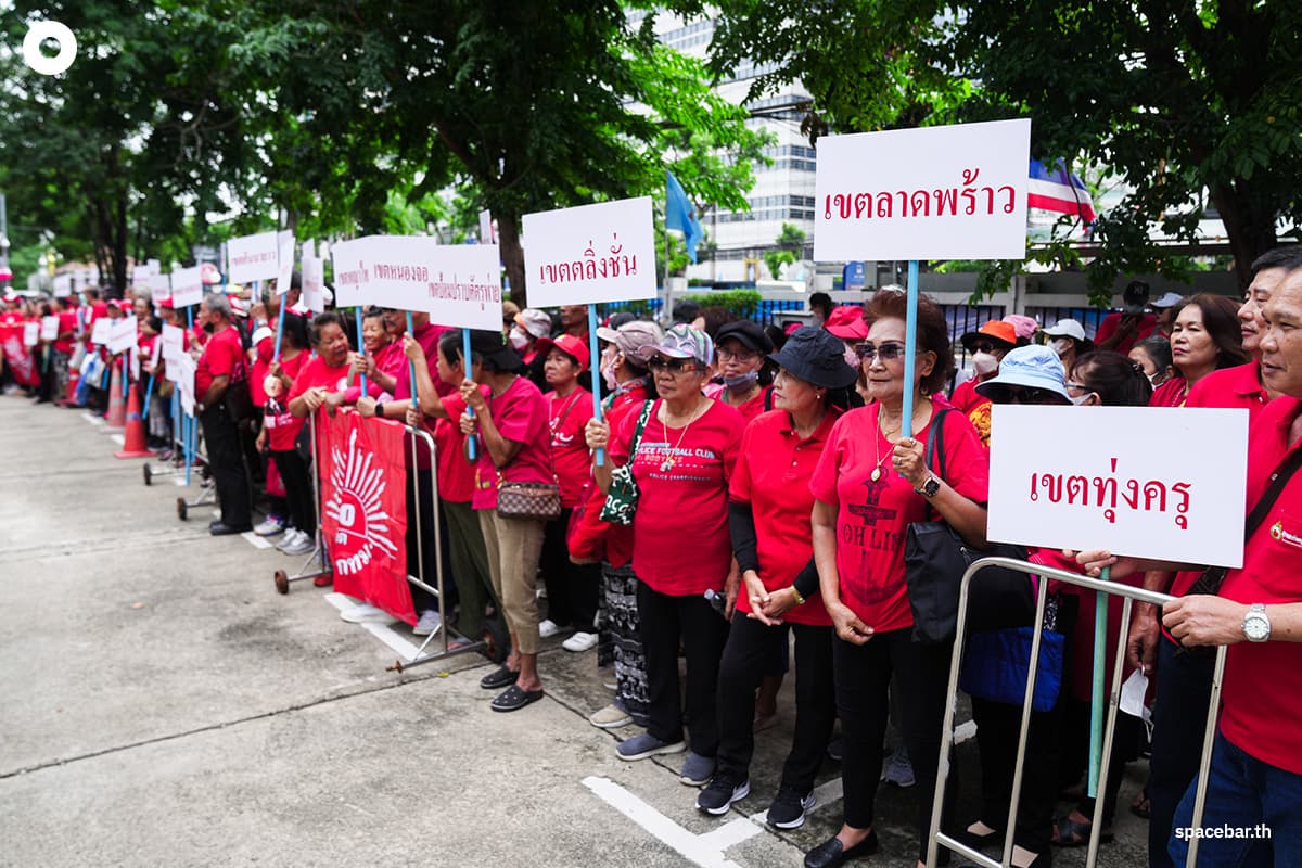 red-shirts-support-thaksin-as-court-delivers-112-verdict-SPACEBAR-Photo03.jpg