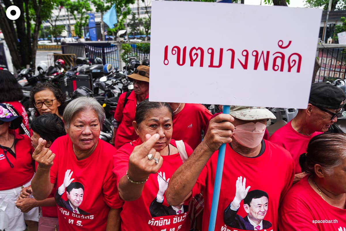 red-shirts-support-thaksin-as-court-delivers-112-verdict-SPACEBAR-Photo05.jpg