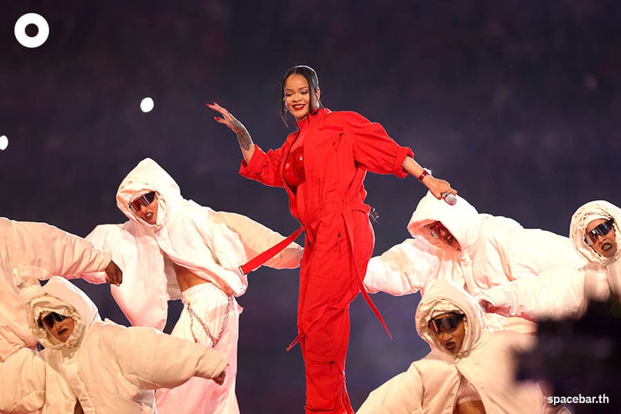 rihanna_super_bowl_half_time_show_SPACEBAR_Photo02_40f3a6b520.jpeg