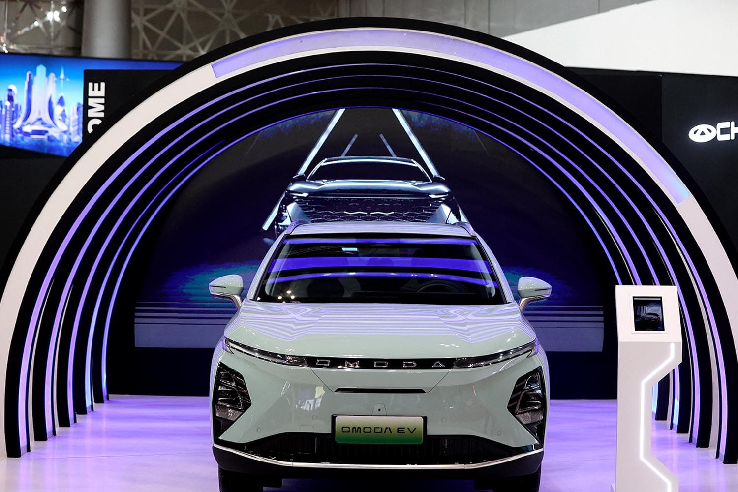 russia_imposes_fees_to_stem_flood_of_low_cost_chinese_cars_SPACEBAR_Hero_29ae50406b.jpg