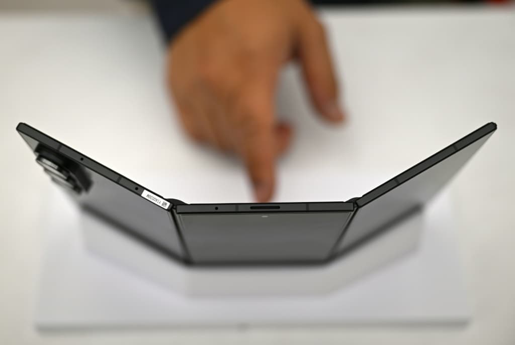 Samsung เปิดตัว Galaxy Z TriFold มือถือจอพับ 3 ตอน ราคาแพงกว่า iPhone 17 ถึง 2 เท่า