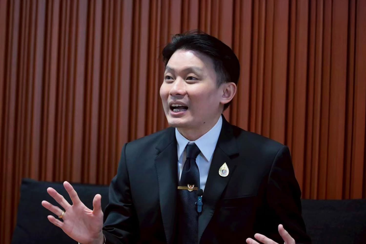 ‘สว.วีระพันธ์’ โต้เฟคนิวส์! ยันไม่มีเสนอเลิก ‘บัตรทอง 30 บาท’
