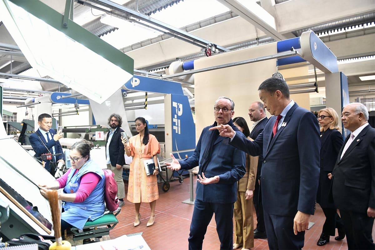 settha_italian_french_Indigo_dyed_fabric_world_class_fashion_SPACEBAR_Photo01_a51c5d437e.jpg