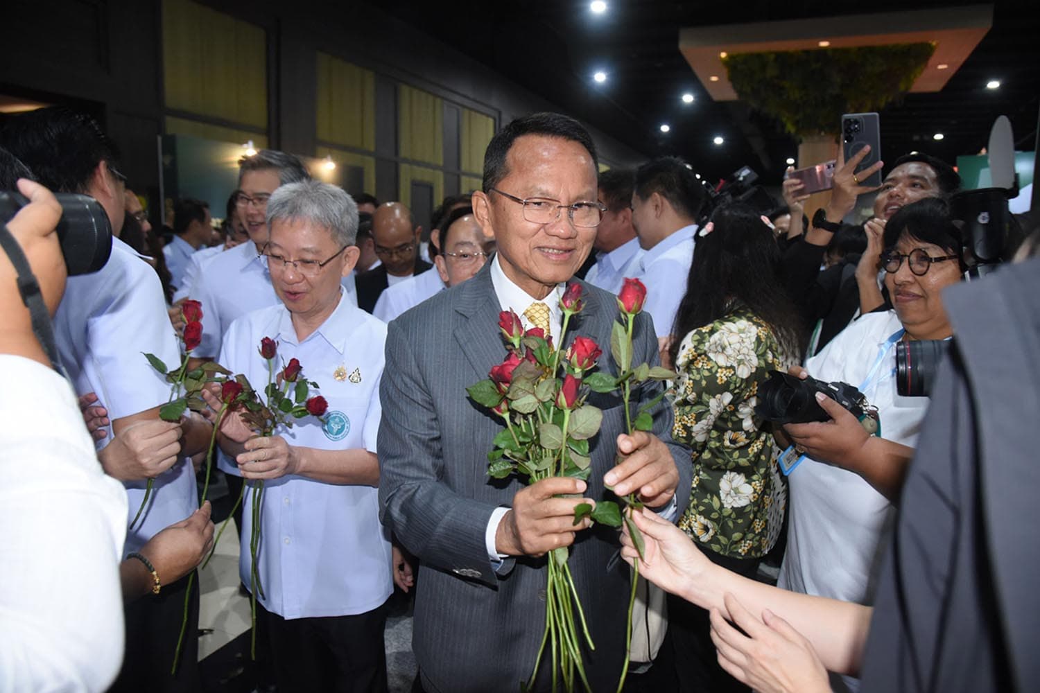 ‘สมศักดิ์’ รับดอกไม้ชาว สธ.-ฝากสานงาน 5 ด้าน