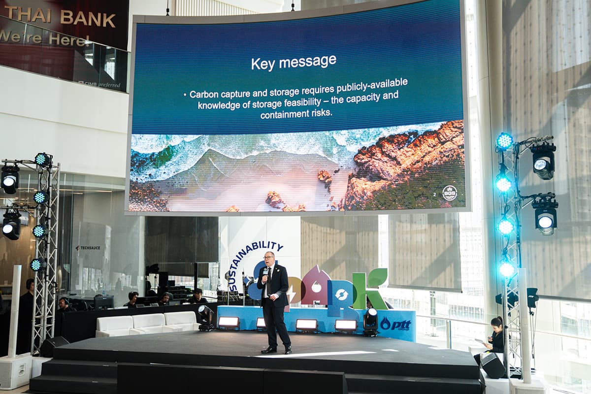 Mr.Jonathan Pearce จาก British Geological Survey (BGS)