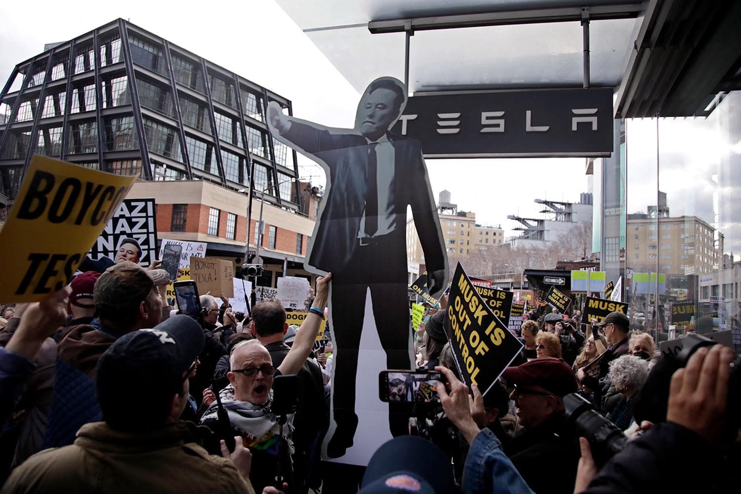 tesla_faces_vandalism_protests_amid_backlash_against_elon_musk_SPACEBAR_Hero_5c9a2c60c4.jpg