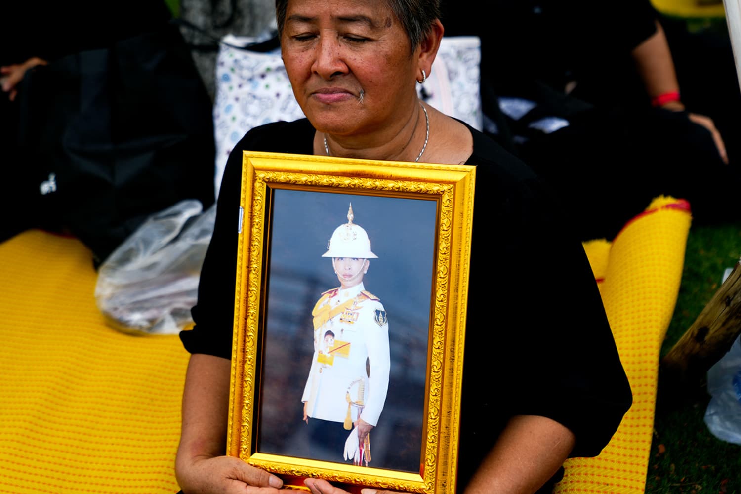 พสกนิกรปักหลักที่ถนนราชดำเนินเนืองแน่น! เฝ้ารอขบวนเคลื่อนพระศพ ‘พระองค์ภา’