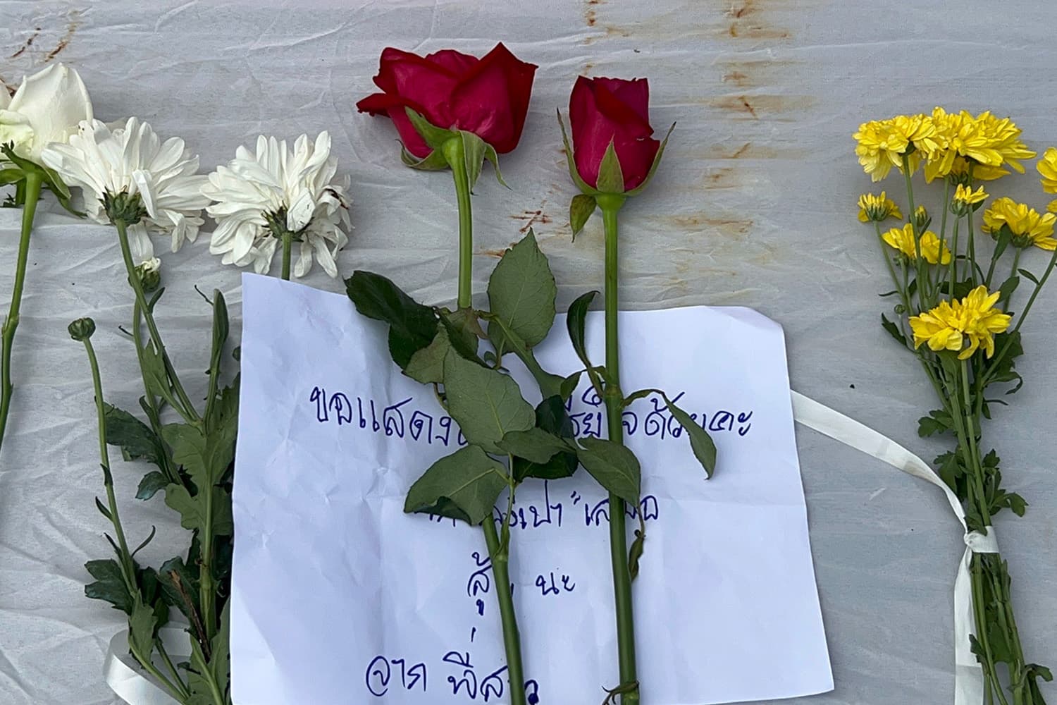วางดอกไม้ไว้อาลัยดวงวิญญาณผู้บริสุทธิ์กันทรลักษ์