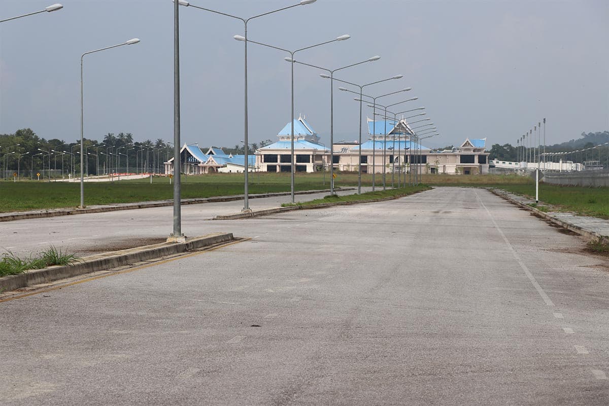 trang_airport_contractor_abandons_work_travel_southern_damaged_SPACEBAR_Photo01_1c8e3c0804.jpg