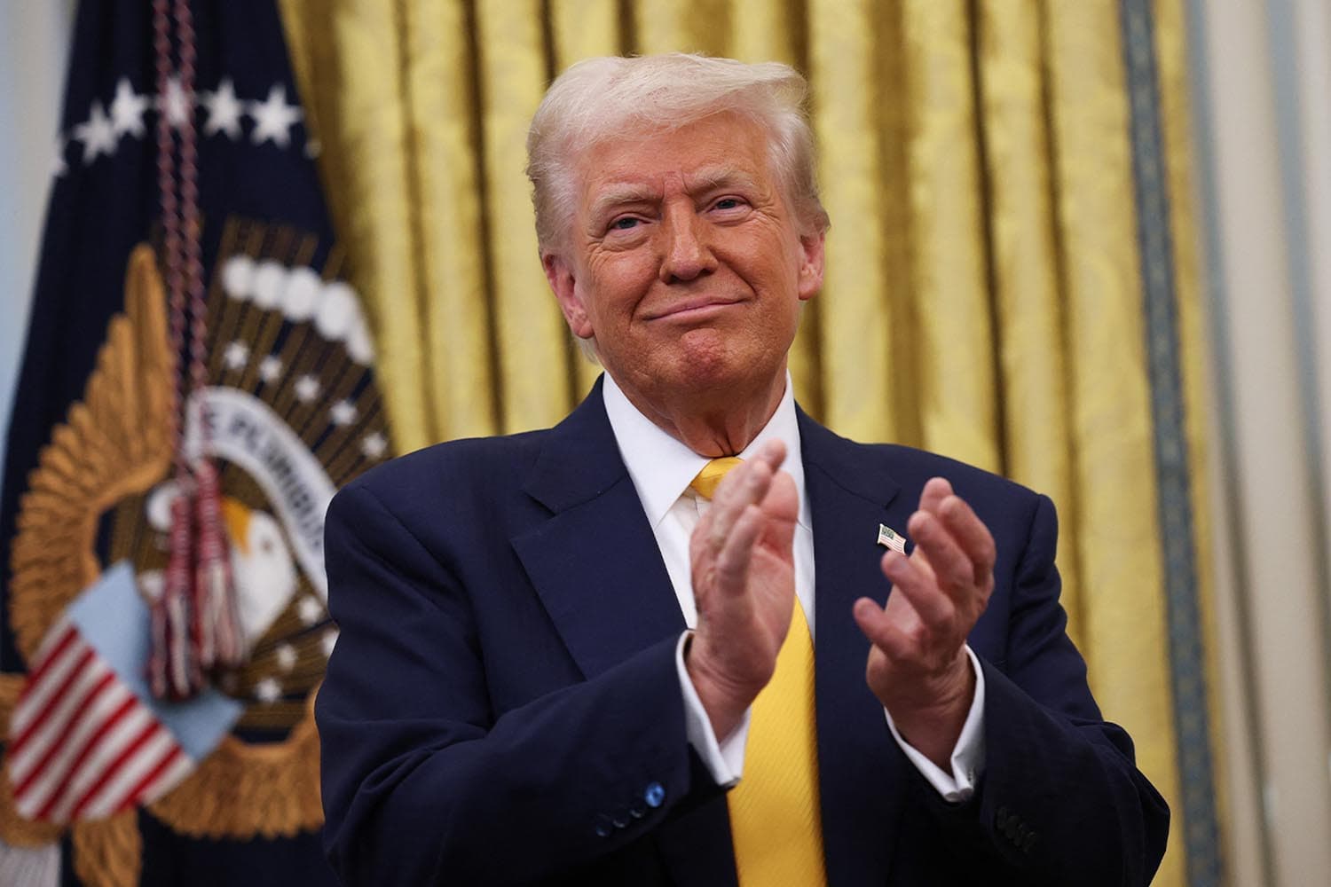 trump_us_sell_5_million_gold_card_to_wealthy_foreigners_SPACEBAR_Hero_14ffff4f81.jpg