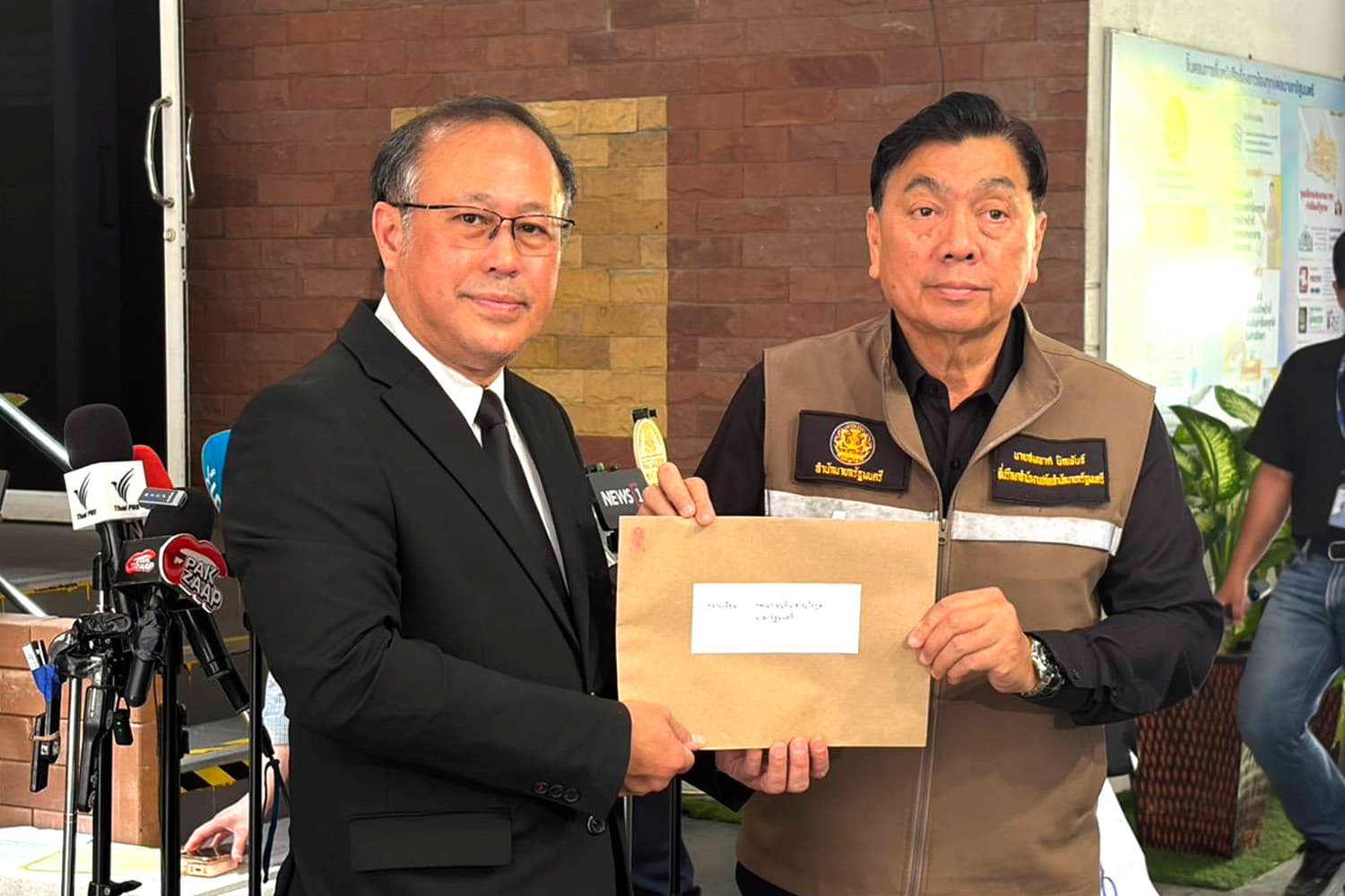 ‘หมอตุลย์’ จี้ ‘อนุทิน’ หาไอ้โม่งกักตุนน้ำมัน พร้อมชงเปลี่ยน ‘ผอ.ศบก.’