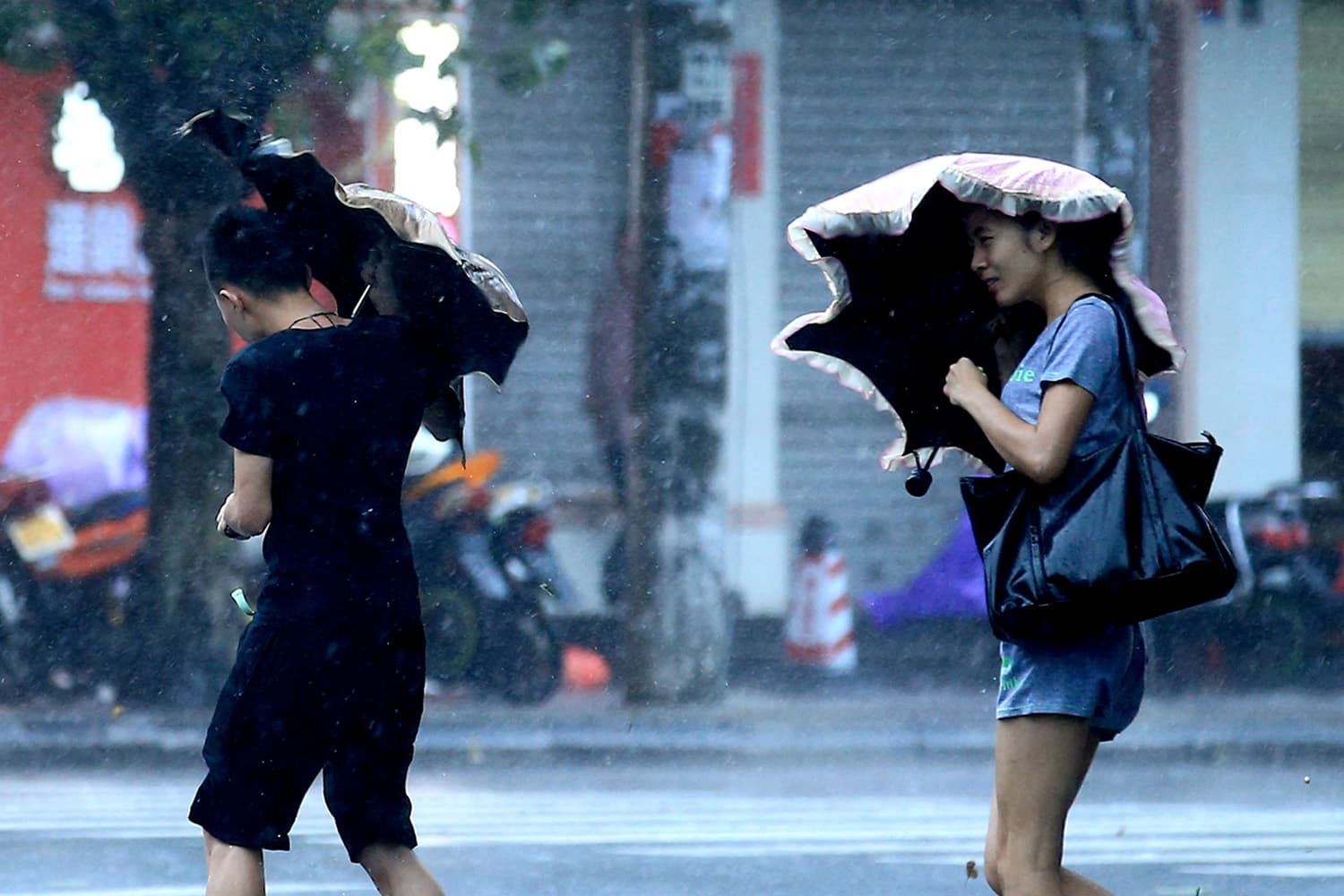 ‘ไต้ฝุ่นไมสัก’ ถล่มจีน! พัดขึ้นฝั่งไห่หนาน ทางการสั่งระงับเดินเรือ-รถไฟ-เที่ยวบิน