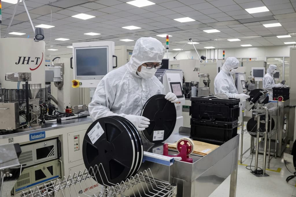สหรัฐฯ จวกนโยบายชิปจีน 'ผูกขาด' แต่เลื่อนเก็บภาษีเพิ่มไปปี 2027 หวังรักษาดีลสงบศึก!