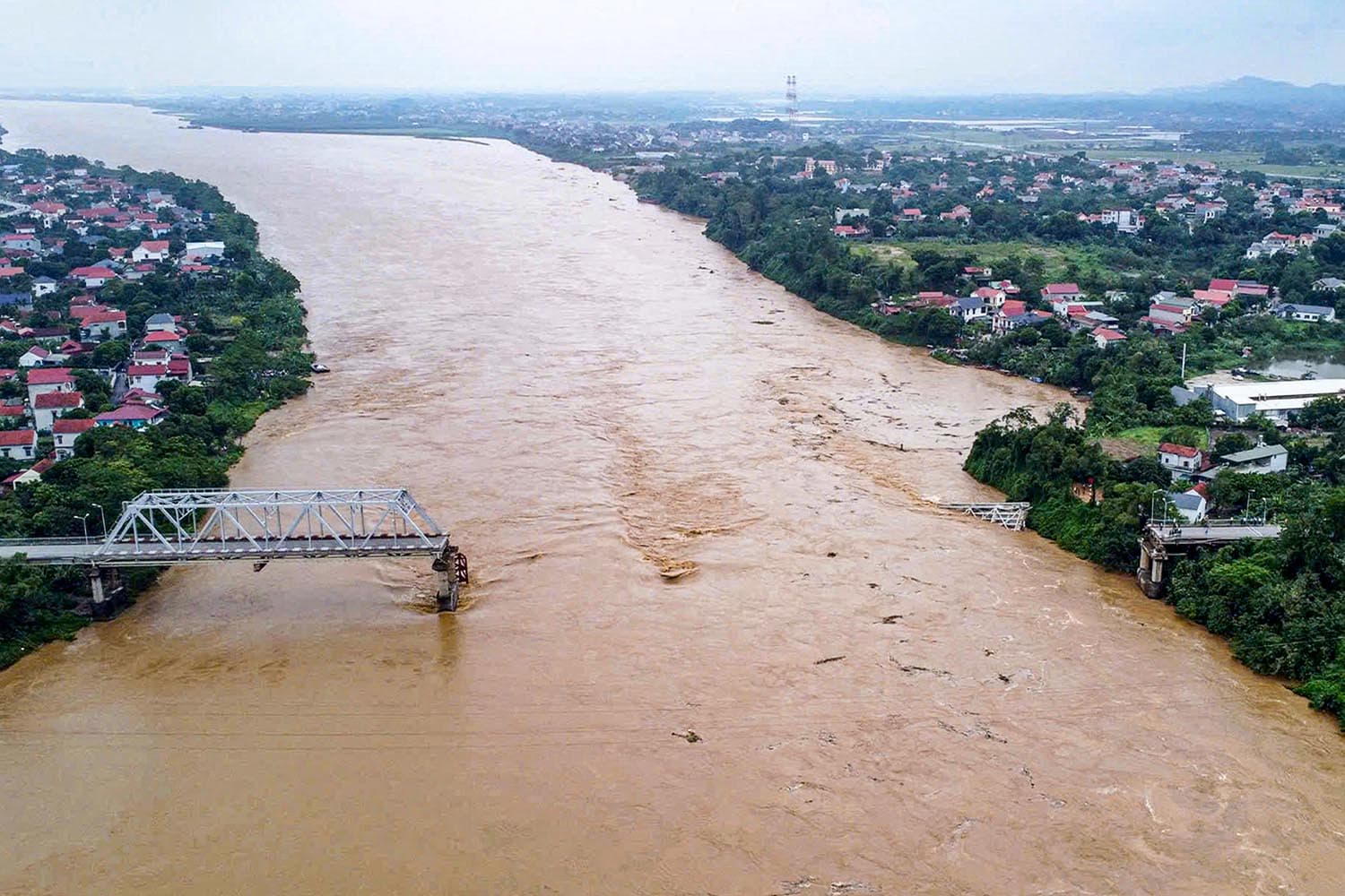 vietnam_floodwater_discharge_china_malutang_hydropower_dam_SPACEBAR_Hero_1a6b83143a.jpg