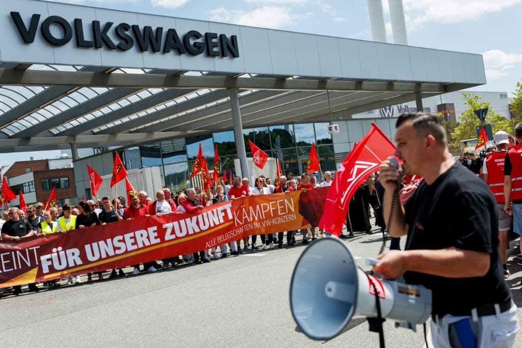 พนักงานของ Volkswagen ทั่วเยอรมนีรวมตัวประท้วงเพื่อคัดค้านแผนการลดตำแหน่งงานที่มีรายงานออกมาก่อนหน้านี้