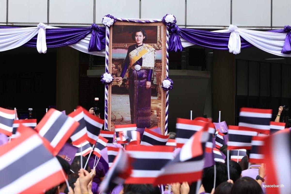 wake_up_government_officials_and_workers_wear_purple_to_show_loyalty_monarchy_SPACEBAR_Photo02_3b10cd9321.jpg