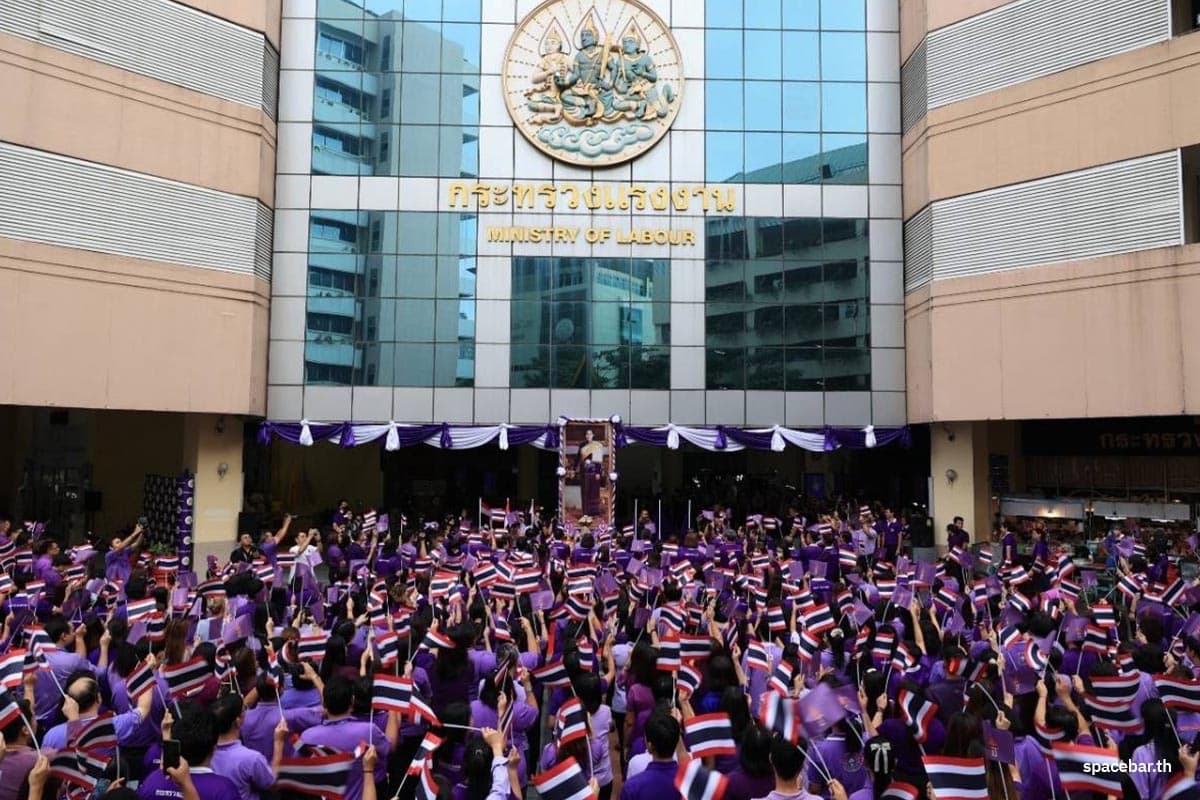 wake_up_government_officials_and_workers_wear_purple_to_show_loyalty_monarchy_SPACEBAR_Photo03_f2cb9dacd1.jpg