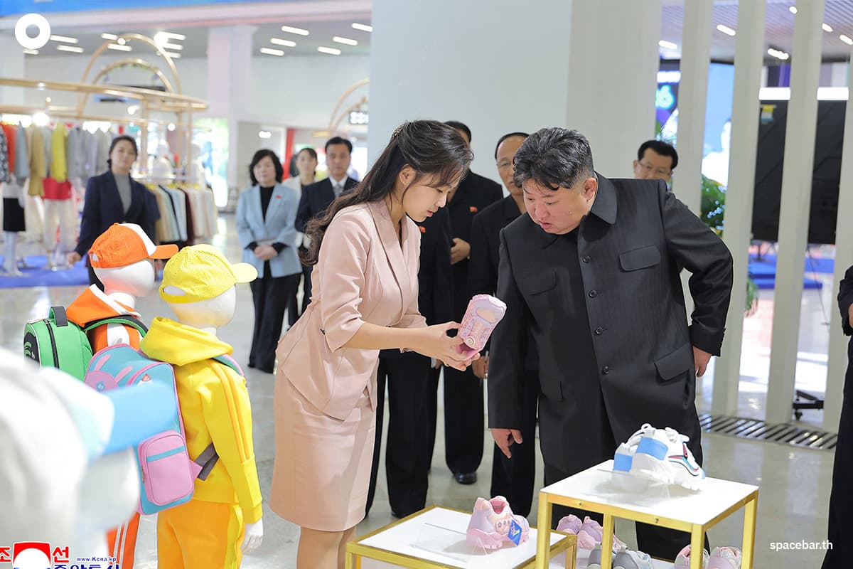 ภาพนี้ถ่ายเมื่อวันที่ 19 ตุลาคม 2026 และเผยแพร่โดยสำนักข่าวกลางเกาหลี (KCNA) เมื่อวันที่ 20 ตุลาคม 2026 แสดงให้เห็น คิมจองอึน และคิมจูแอ บุตรสาว ขณะกำลังเยี่ยมชมห้องจัดแสดงเสื้อผ้าและรองเท้าในกรุงเปียงยาง Photo by STR / KCNA VIA KNS / AFP