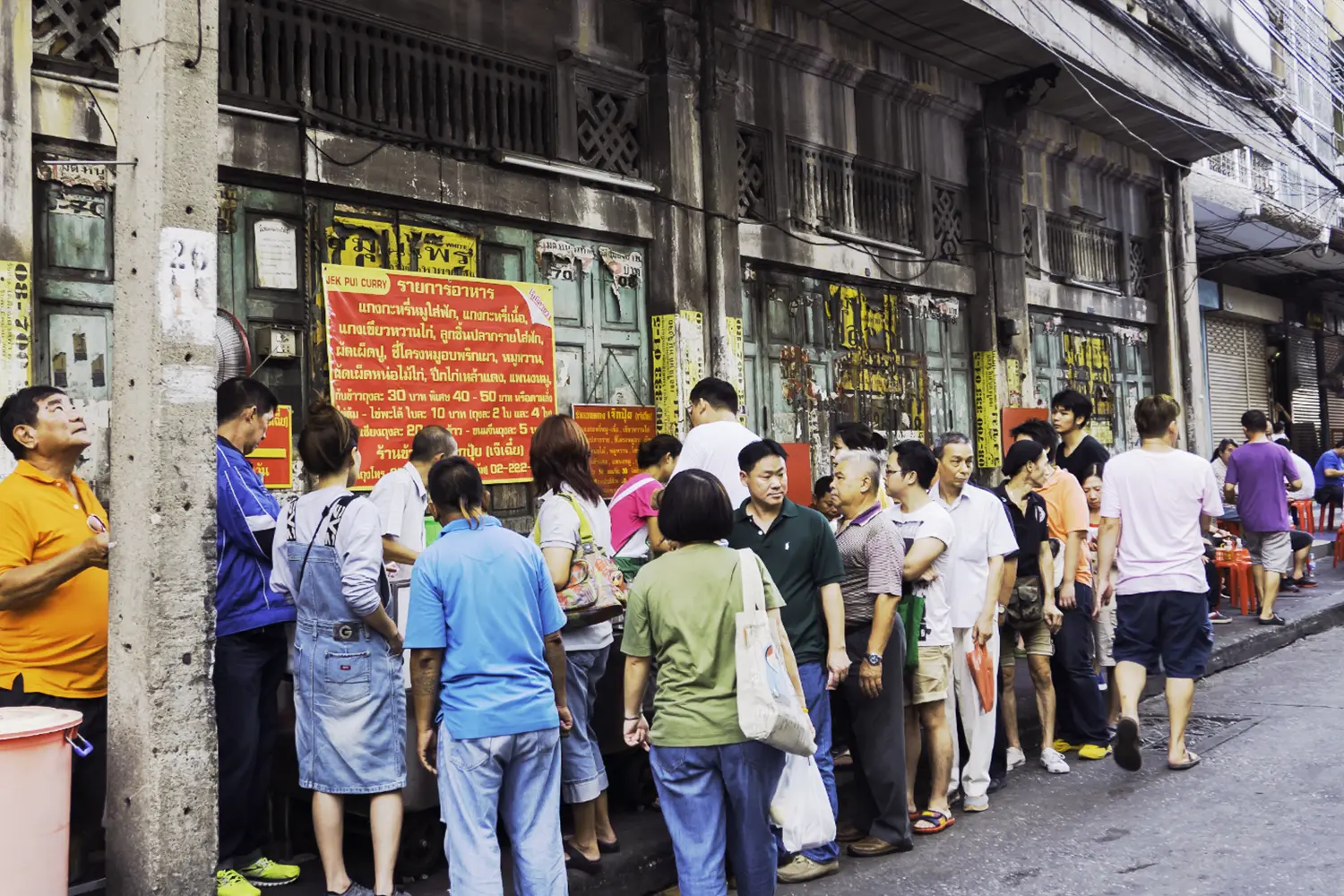 ทำไมคนยอมต่อคิวร้านอาหารไวรัล? เมื่อคิวยาวทำให้เรารู้สึกว่า ‘ต้องอร่อย’