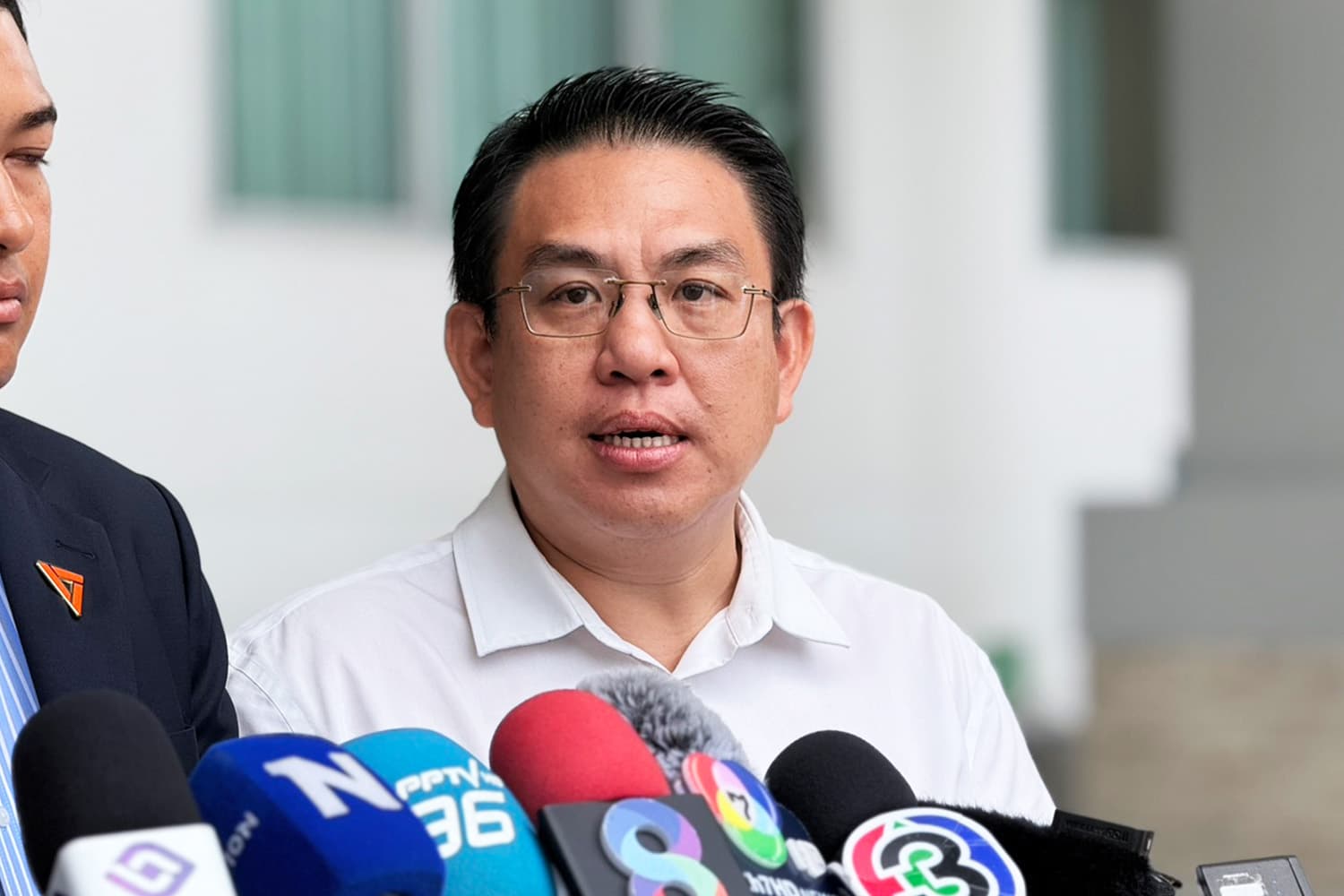 ‘วิโรจน์’ ร้อง ป.ป.ช.-กกต. สอบแชทอ้าง ‘อธิบดีปกครอง’ สั่ง “ช่วยน้ำเงินด้วย”