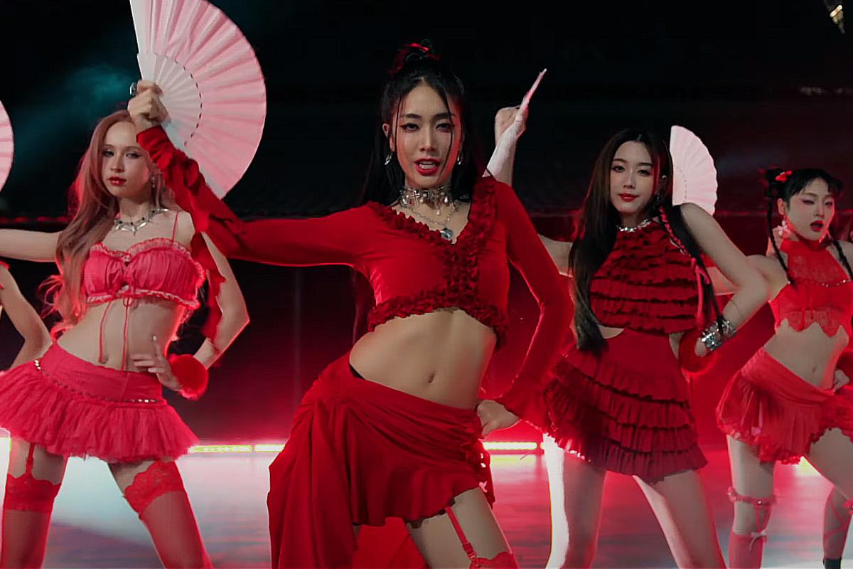 4eve-hot2hot-chinese-fan-dancing-SPACEBAR-Photo02.jpg