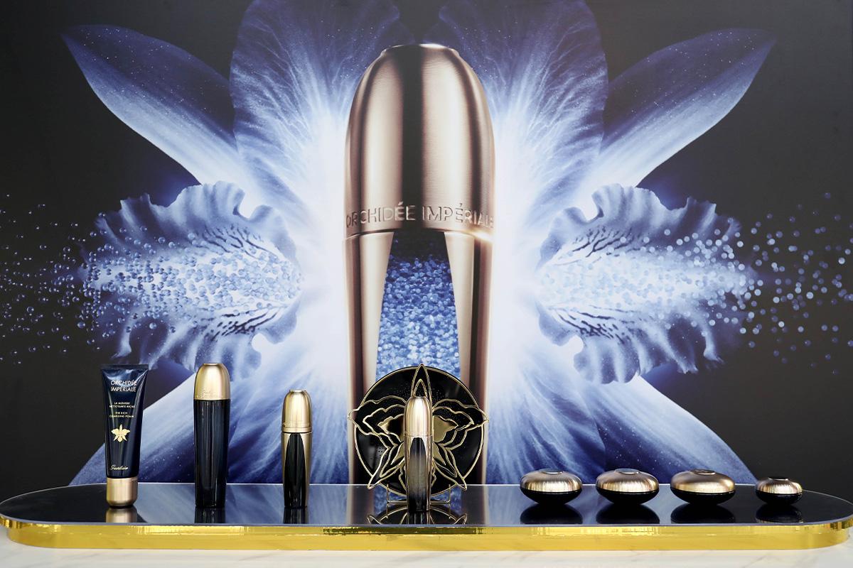 https://images.ctfassets.net/i3o8p9lzd06f/3KaWjDkbQLaUK2NeTN6AVV/d3c7e46492ccd1ed9beb0aa6136c988a/PR-Guerlain-Orchidee-Imperiale-Micro-Lift-Concentrate_PR-Guerlain-Orchidee-Imperiale-Micro-Lift-Concentrate-SPACEBAR-Pho