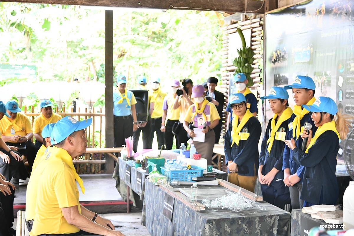 Prime-Minister-leads-Cabinet-to-visit-Volunteer-School-Training-Center-904-SPACEBAR-Photo05.jpg
