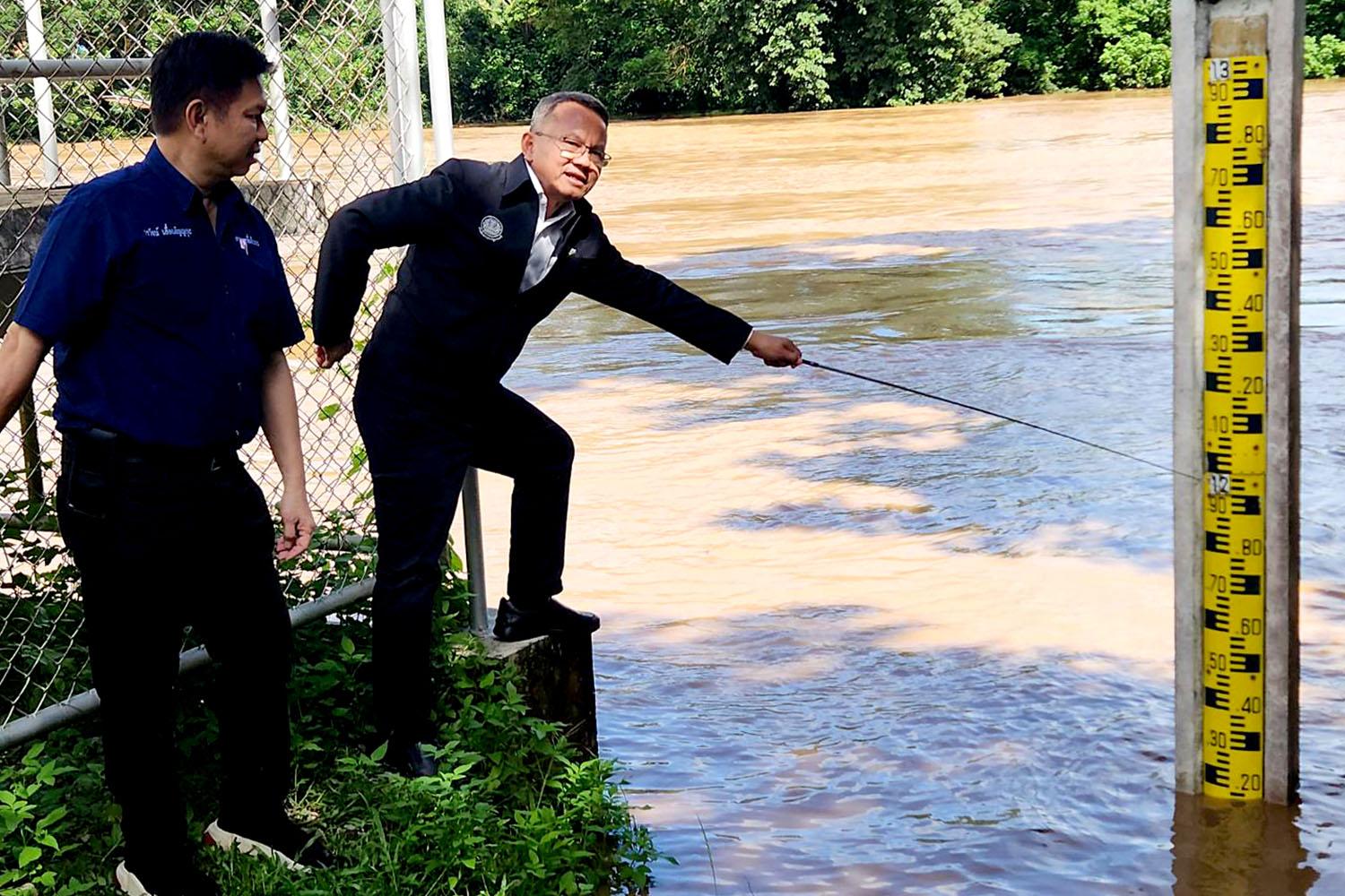 Somsak-urges-Sukhothai-Province-to-prepare-for-the-flood-in-4-districts-SPACEBAR-Hero.jpg