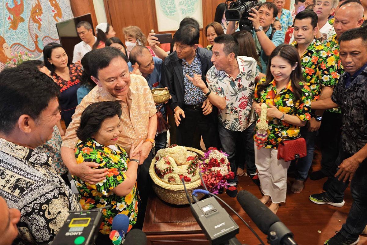 Thaksin-Pheuthai-Party-Pouring-water-on-elders-for-blessings-SPACEBAR-Photo01.jpg