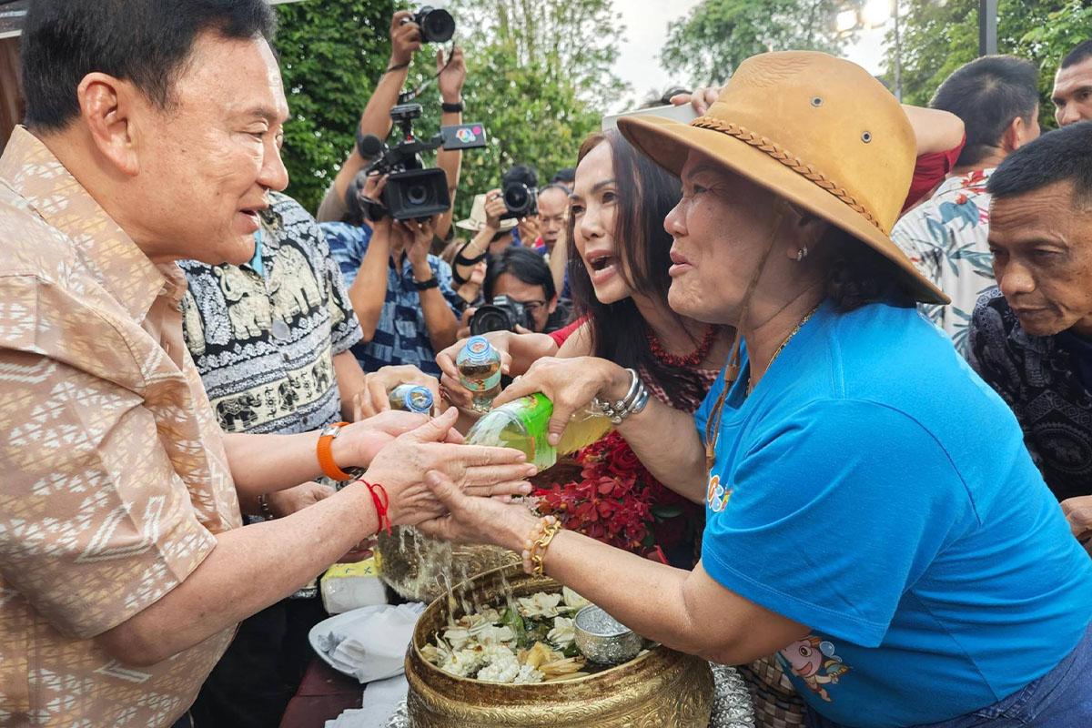 Thaksin-Pheuthai-Party-Pouring-water-on-elders-for-blessings-SPACEBAR-Photo02.jpg