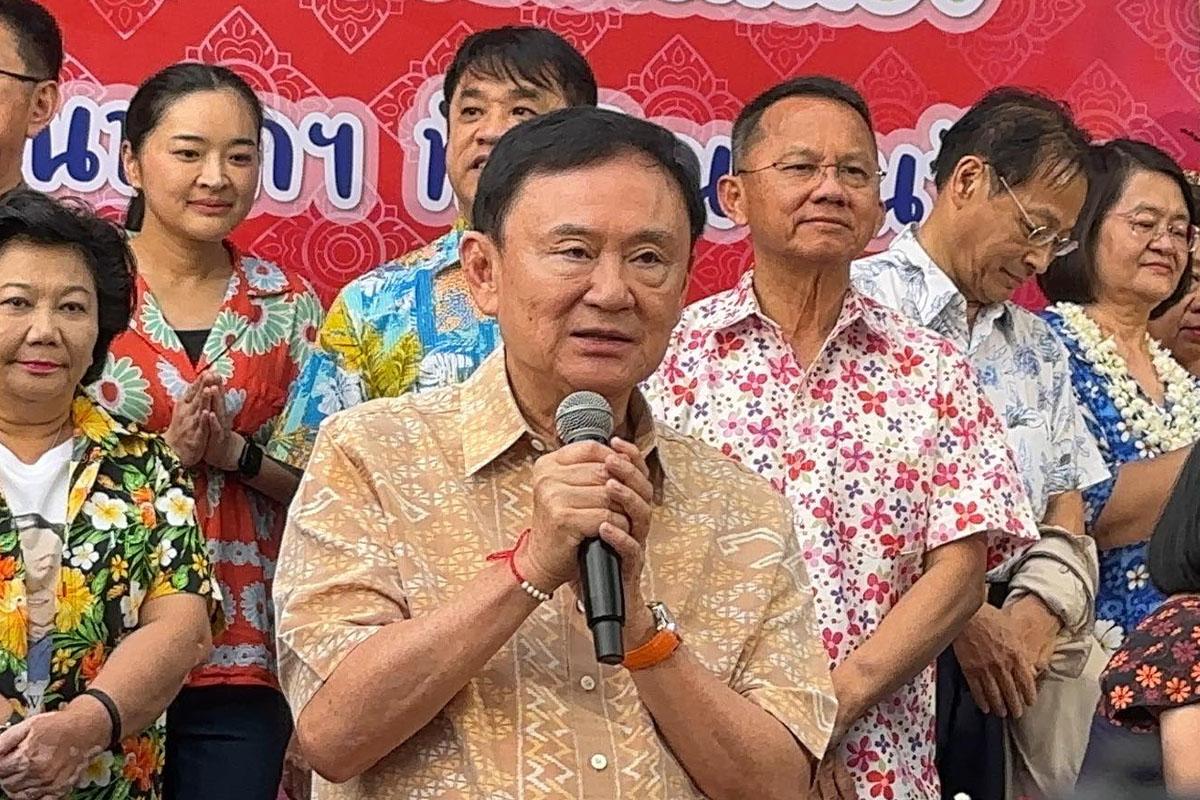 Thaksin-Pheuthai-Party-Pouring-water-on-elders-for-blessings-SPACEBAR-Photo03.jpg